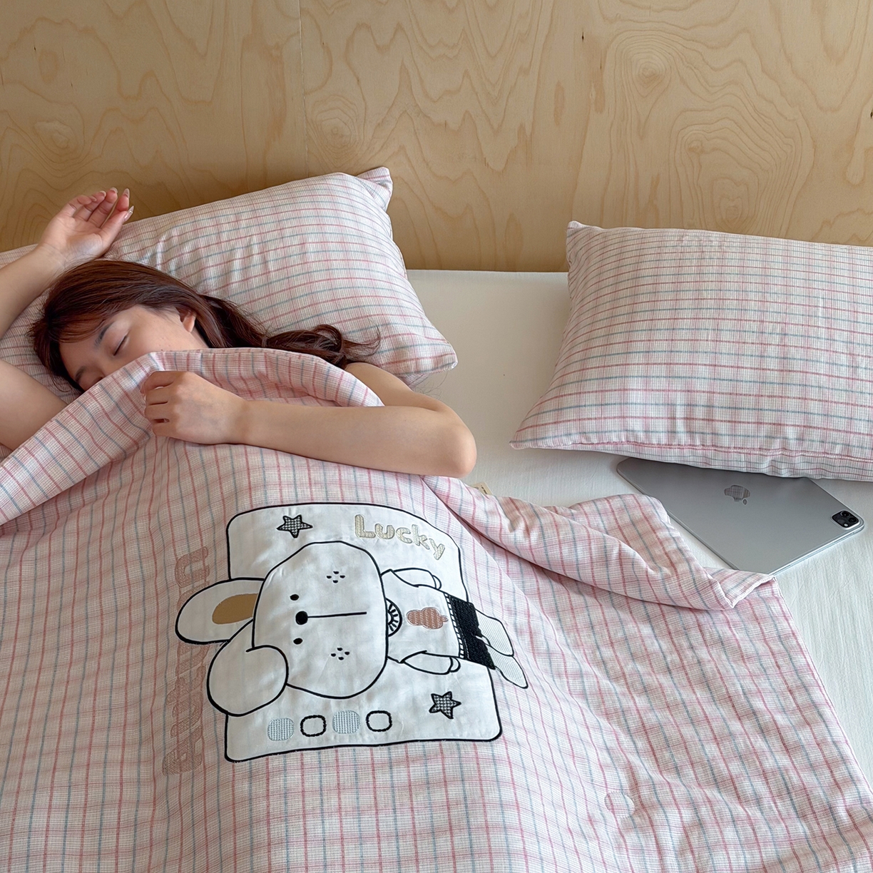 91家纺网 家纺一手货源 找家纺 一加一 2026新款全棉双层纱贴布绣大豆夏被-格格乐园 粉格小兔