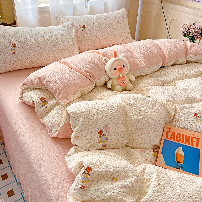 91家纺网 家纺一手货源 找家纺 梦纤绒 2026春夏新款简单款泡芙纱印花四件套 花影女孩