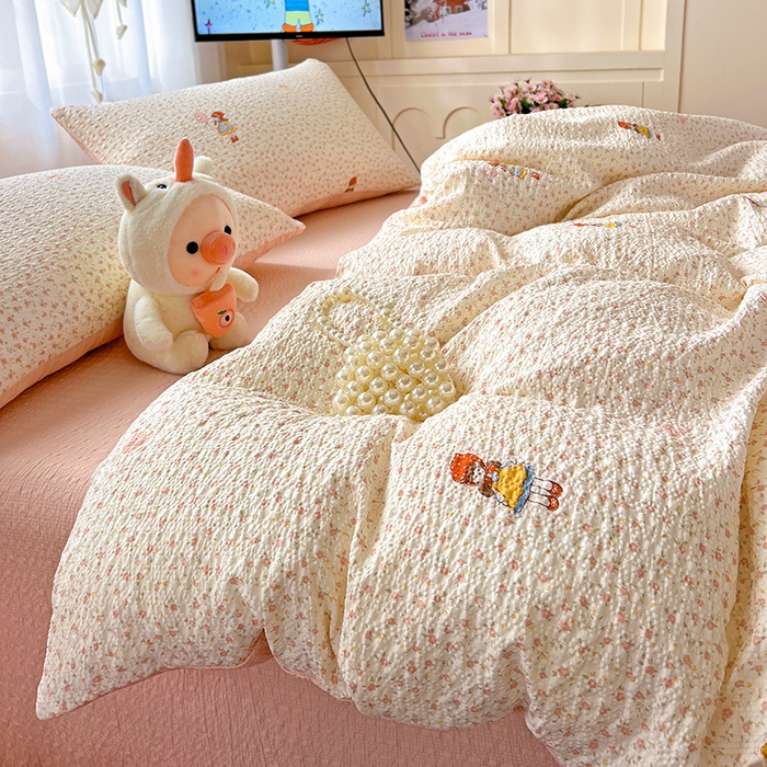 91家纺网 家纺一手货源 找家纺 梦纤绒 2026春夏新款简单款泡芙纱印花四件套 花影女孩