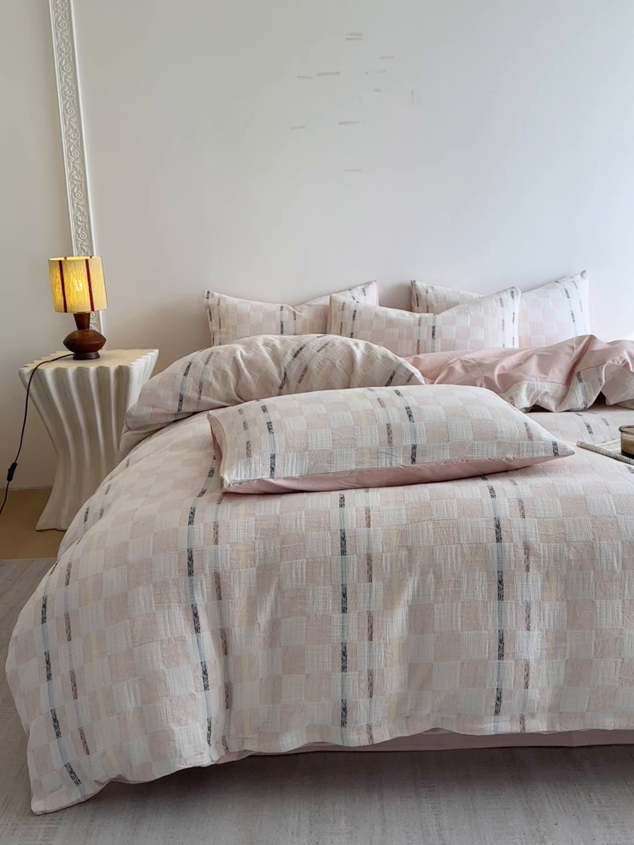 91家纺网 家纺一手货源 找家纺 眠博士 2026新款色织水洗双层纱提花四件套 曲奇粉格