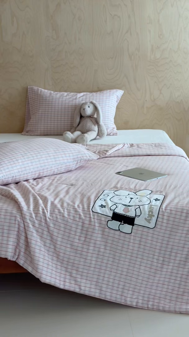 91家纺网 家纺一手货源 找家纺 一加一 2026新款全棉双层纱贴布绣大豆夏被-格格乐园 粉格小兔