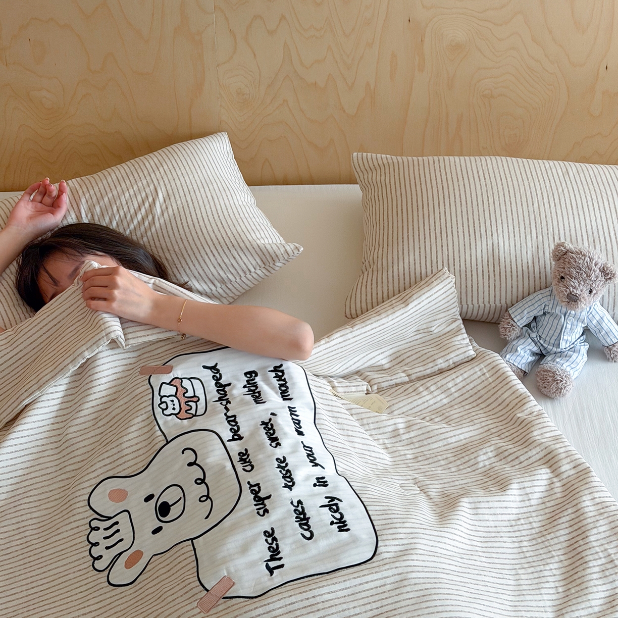 91家纺网 家纺一手货源 找家纺 一加一 2026新款全棉双层纱贴布绣大豆夏被-格格乐园 米白小熊