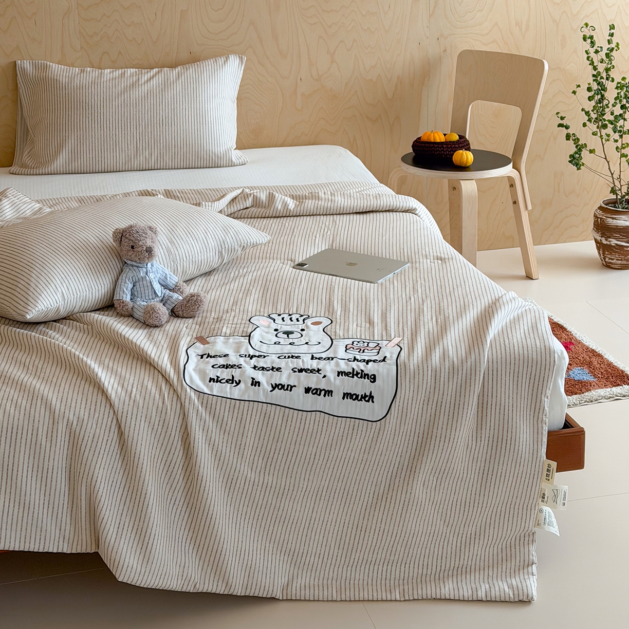 91家纺网 家纺一手货源 找家纺 一加一 2026新款全棉双层纱贴布绣大豆夏被-格格乐园 米白小熊