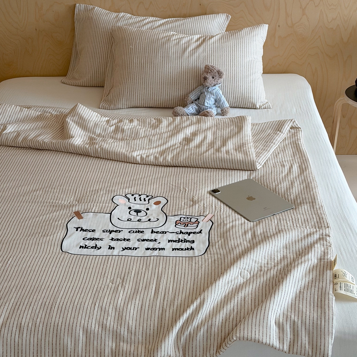 91家纺网 家纺一手货源 找家纺 一加一 2026新款全棉双层纱贴布绣大豆夏被-格格乐园 米白小熊