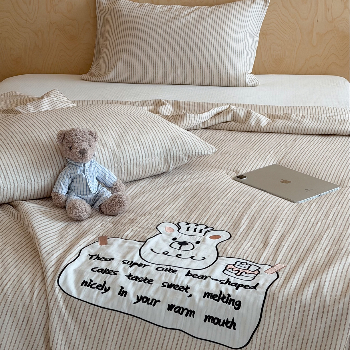 91家纺网 家纺一手货源 找家纺 一加一 2026新款全棉双层纱贴布绣大豆夏被-格格乐园 米白小熊