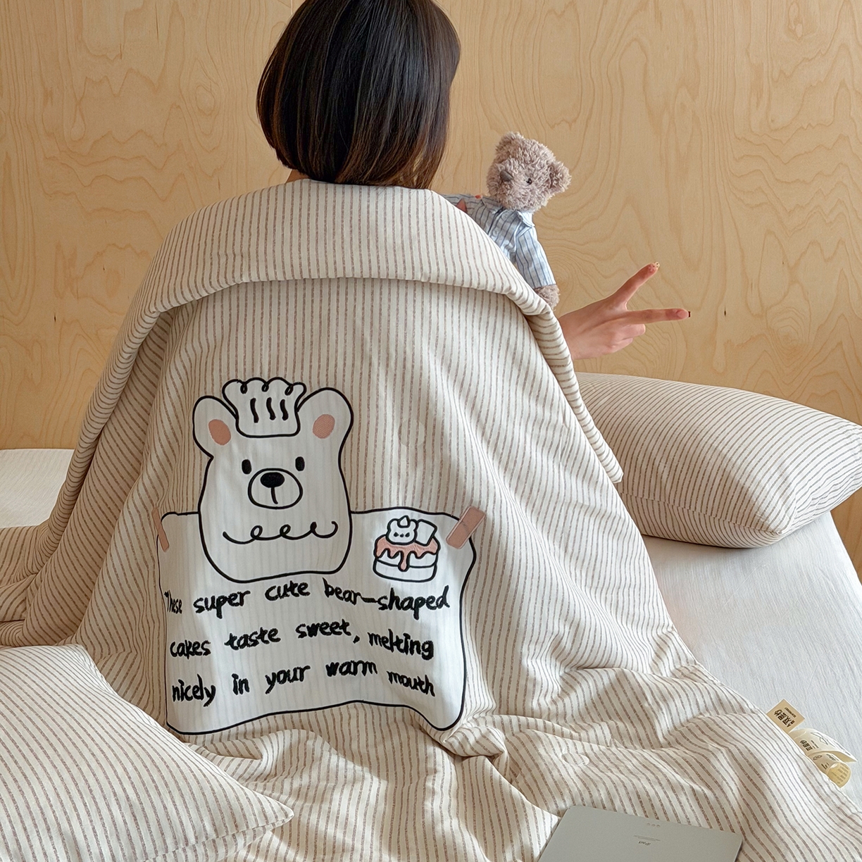 91家纺网 家纺一手货源 找家纺 一加一 2026新款全棉双层纱贴布绣大豆夏被-格格乐园 米白小熊