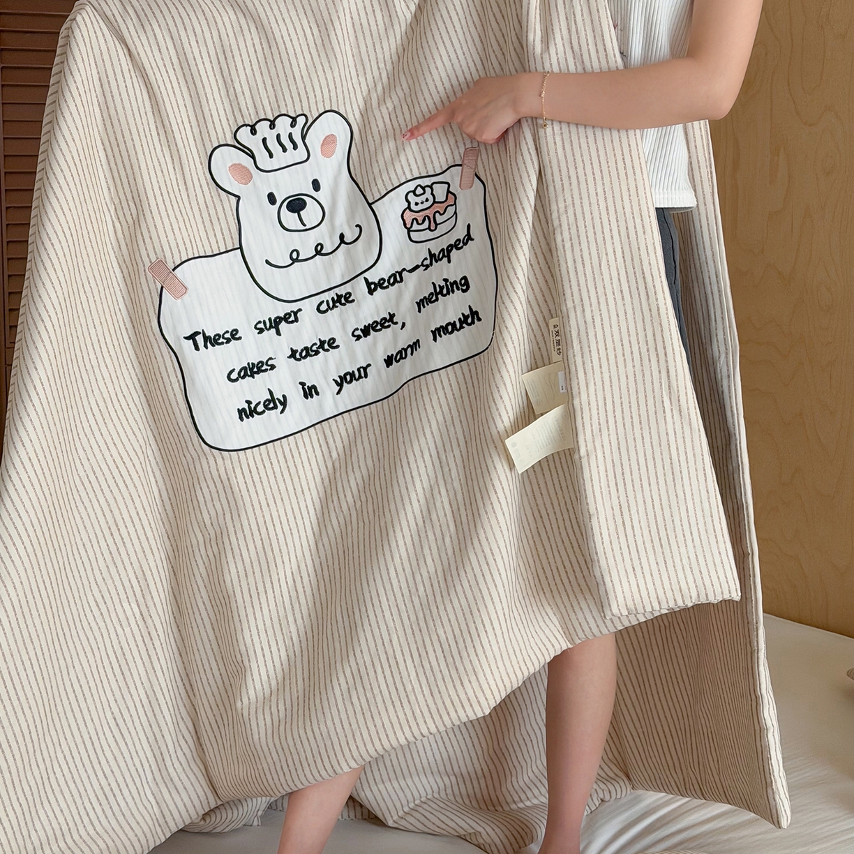 91家纺网 家纺一手货源 找家纺 一加一 2026新款全棉双层纱贴布绣大豆夏被-格格乐园 米白小熊