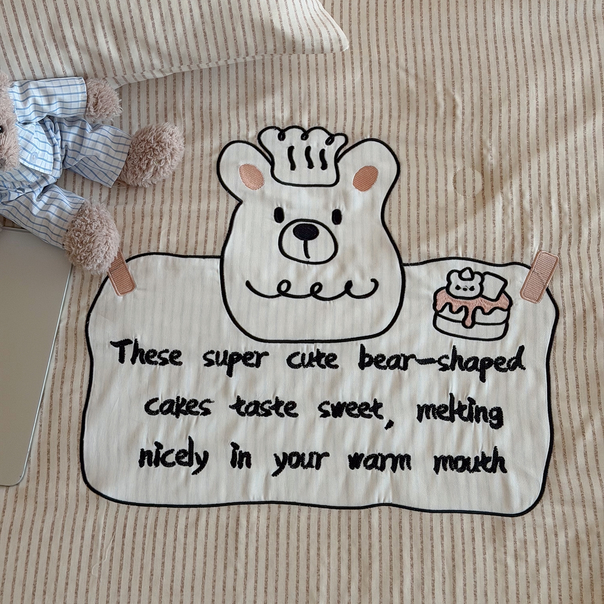 91家纺网 家纺一手货源 找家纺 一加一 2026新款全棉双层纱贴布绣大豆夏被-格格乐园 米白小熊