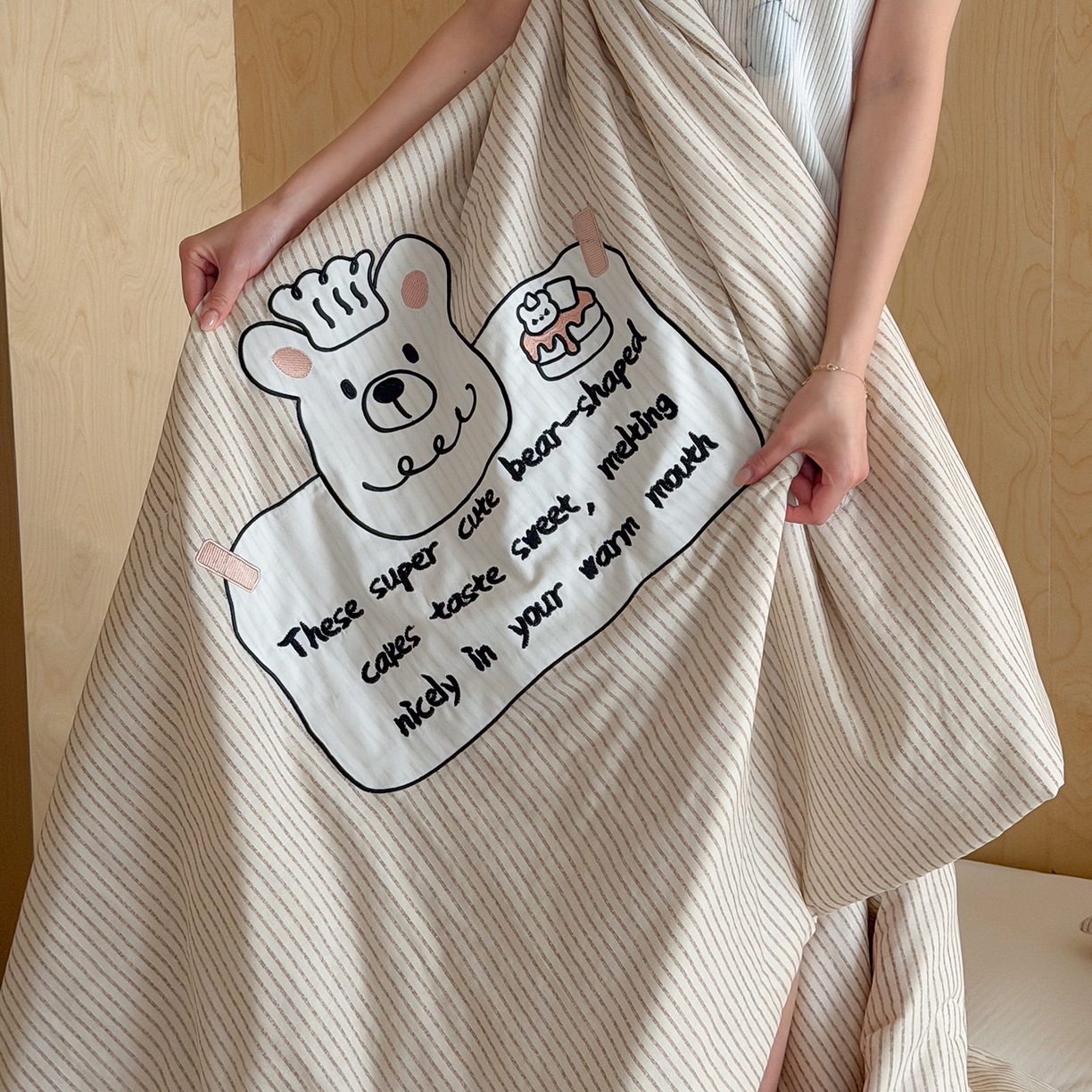 91家纺网 家纺一手货源 找家纺 一加一 2026新款全棉双层纱贴布绣大豆夏被-格格乐园 米白小熊