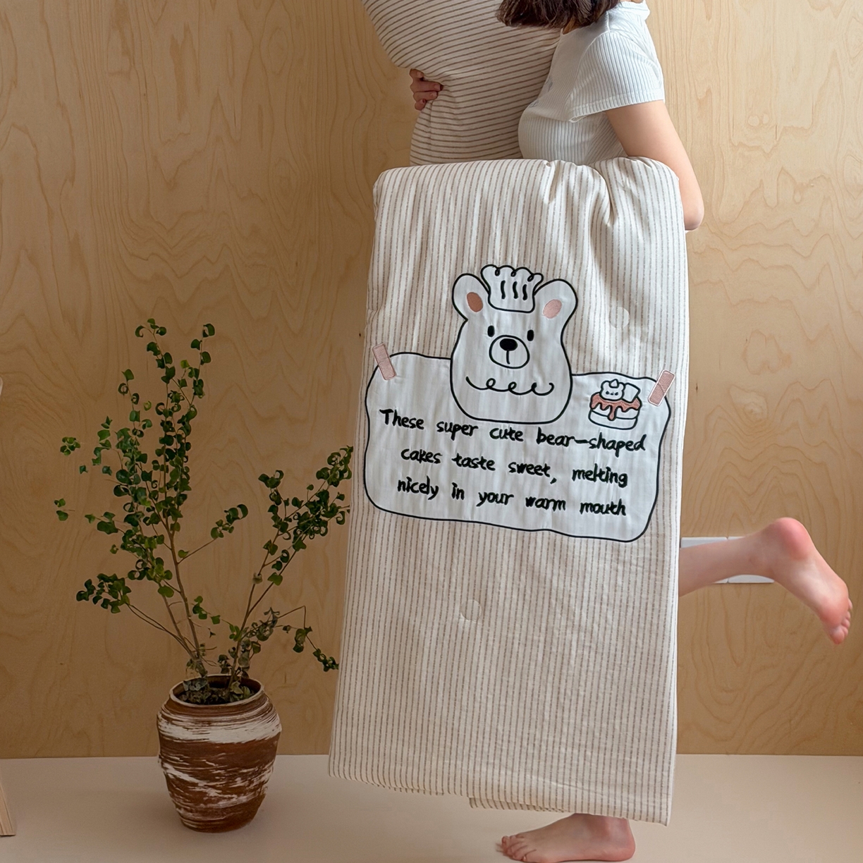 91家纺网 家纺一手货源 找家纺 一加一 2026新款全棉双层纱贴布绣大豆夏被-格格乐园 米白小熊