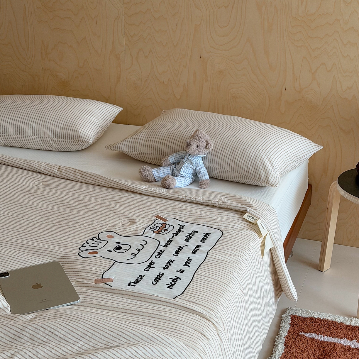 91家纺网 家纺一手货源 找家纺 一加一 2026新款全棉双层纱贴布绣大豆夏被-格格乐园 米白小熊