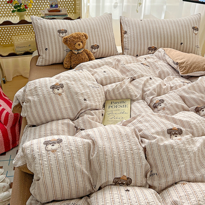 91家纺网 家纺一手货源 找家纺 梦纤绒 2026春夏新款简单款泡芙纱印花四件套 咖啡狗