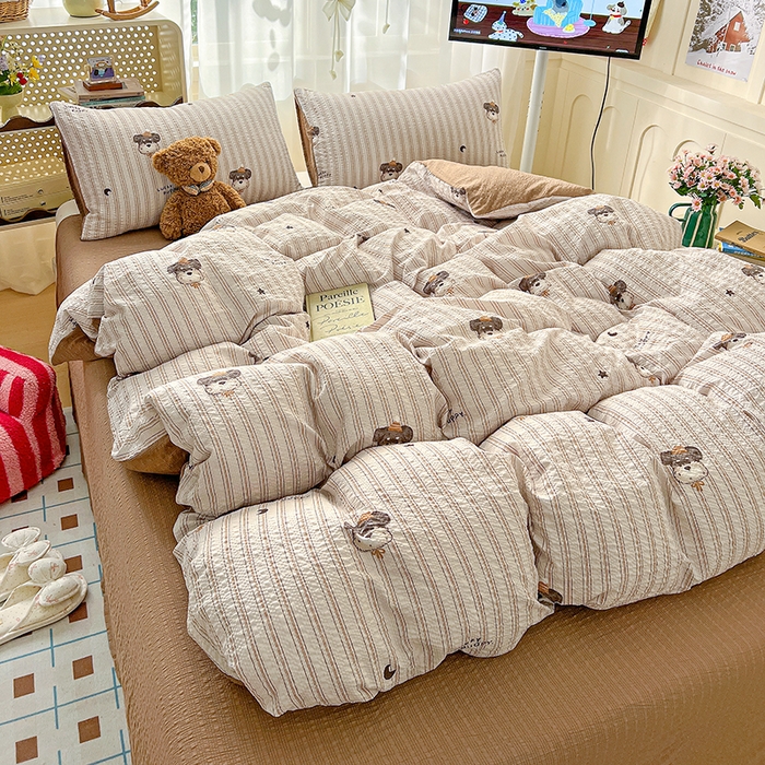 91家纺网 家纺一手货源 找家纺 梦纤绒 2026春夏新款简单款泡芙纱印花四件套 咖啡狗