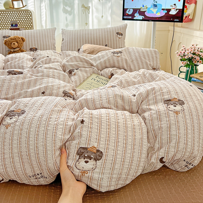 91家纺网 家纺一手货源 找家纺 梦纤绒 2026春夏新款简单款泡芙纱印花四件套 咖啡狗