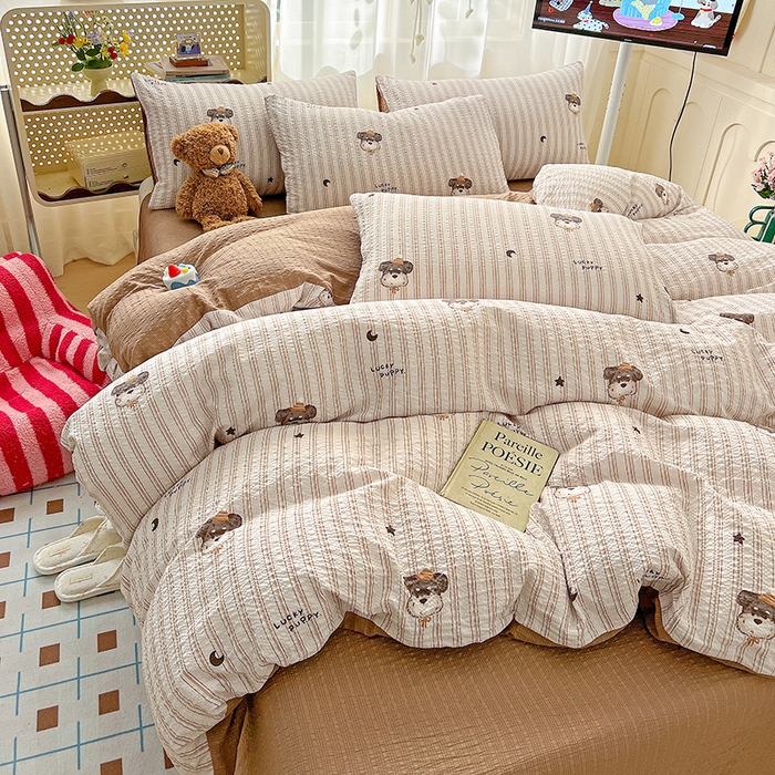 91家纺网 家纺一手货源 找家纺 梦纤绒 2026春夏新款简单款泡芙纱印花四件套 咖啡狗