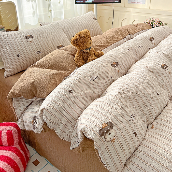 91家纺网 家纺一手货源 找家纺 梦纤绒 2026春夏新款简单款泡芙纱印花四件套 咖啡狗