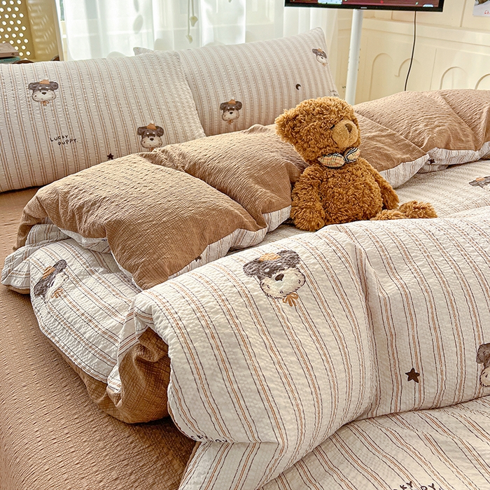 91家纺网 家纺一手货源 找家纺 梦纤绒 2026春夏新款简单款泡芙纱印花四件套 咖啡狗