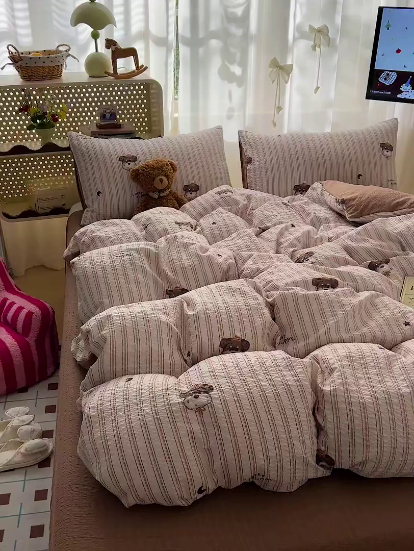 91家纺网 家纺一手货源 找家纺 梦纤绒 2026春夏新款简单款泡芙纱印花四件套 咖啡狗