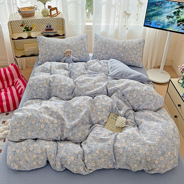 91家纺网 家纺一手货源 找家纺 梦纤绒 2026春夏新款简单款泡芙纱印花四件套 蓝樱