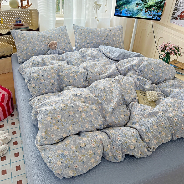 91家纺网 家纺一手货源 找家纺 梦纤绒 2026春夏新款简单款泡芙纱印花四件套 蓝樱