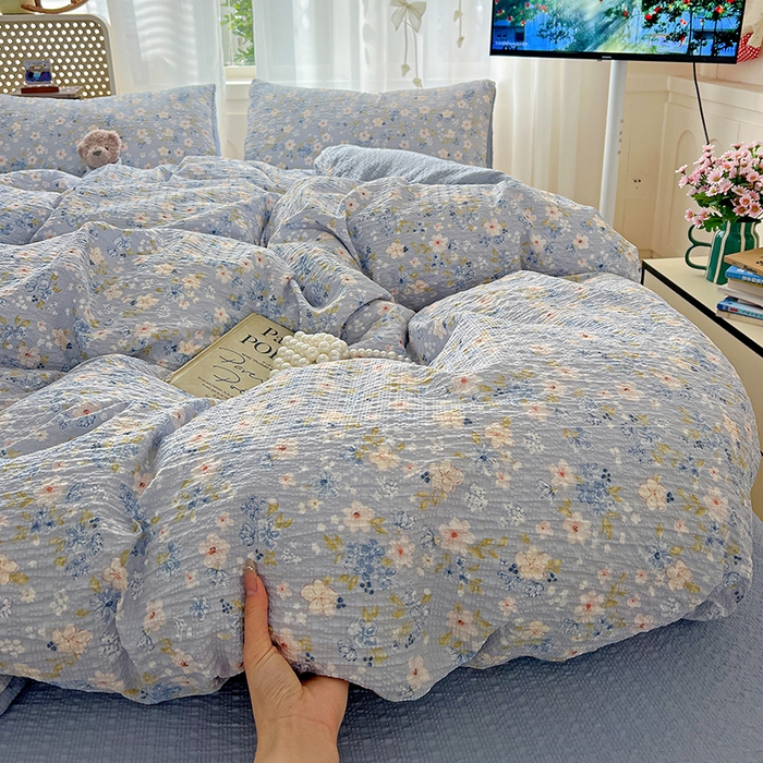 91家纺网 家纺一手货源 找家纺 梦纤绒 2026春夏新款简单款泡芙纱印花四件套 蓝樱