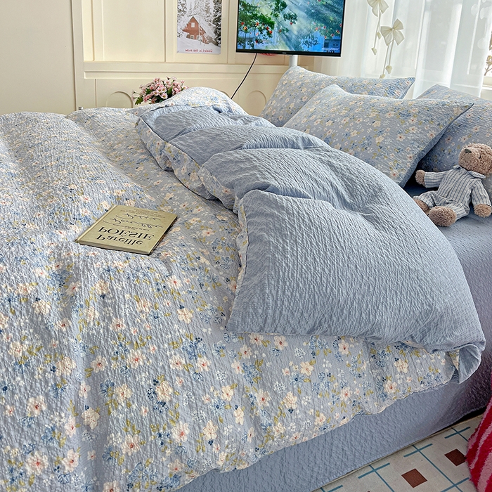 91家纺网 家纺一手货源 找家纺 梦纤绒 2026春夏新款简单款泡芙纱印花四件套 蓝樱