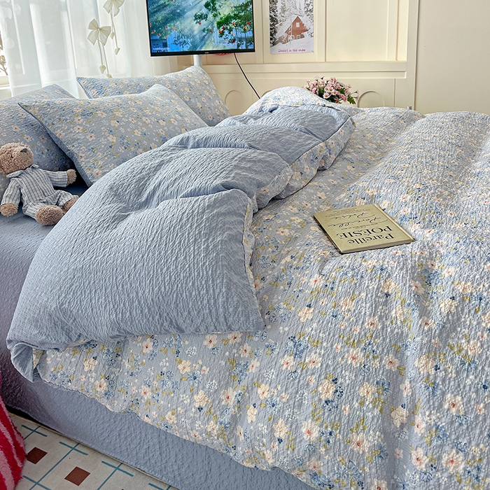 91家纺网 家纺一手货源 找家纺 梦纤绒 2026春夏新款简单款泡芙纱印花四件套 蓝樱