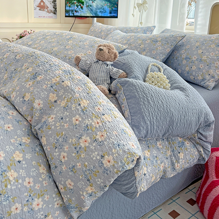 91家纺网 家纺一手货源 找家纺 梦纤绒 2026春夏新款简单款泡芙纱印花四件套 蓝樱