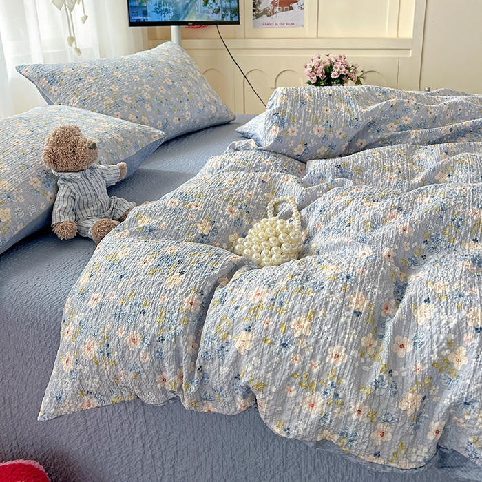 91家纺网 家纺一手货源 找家纺 梦纤绒 2026春夏新款简单款泡芙纱印花四件套 蓝樱