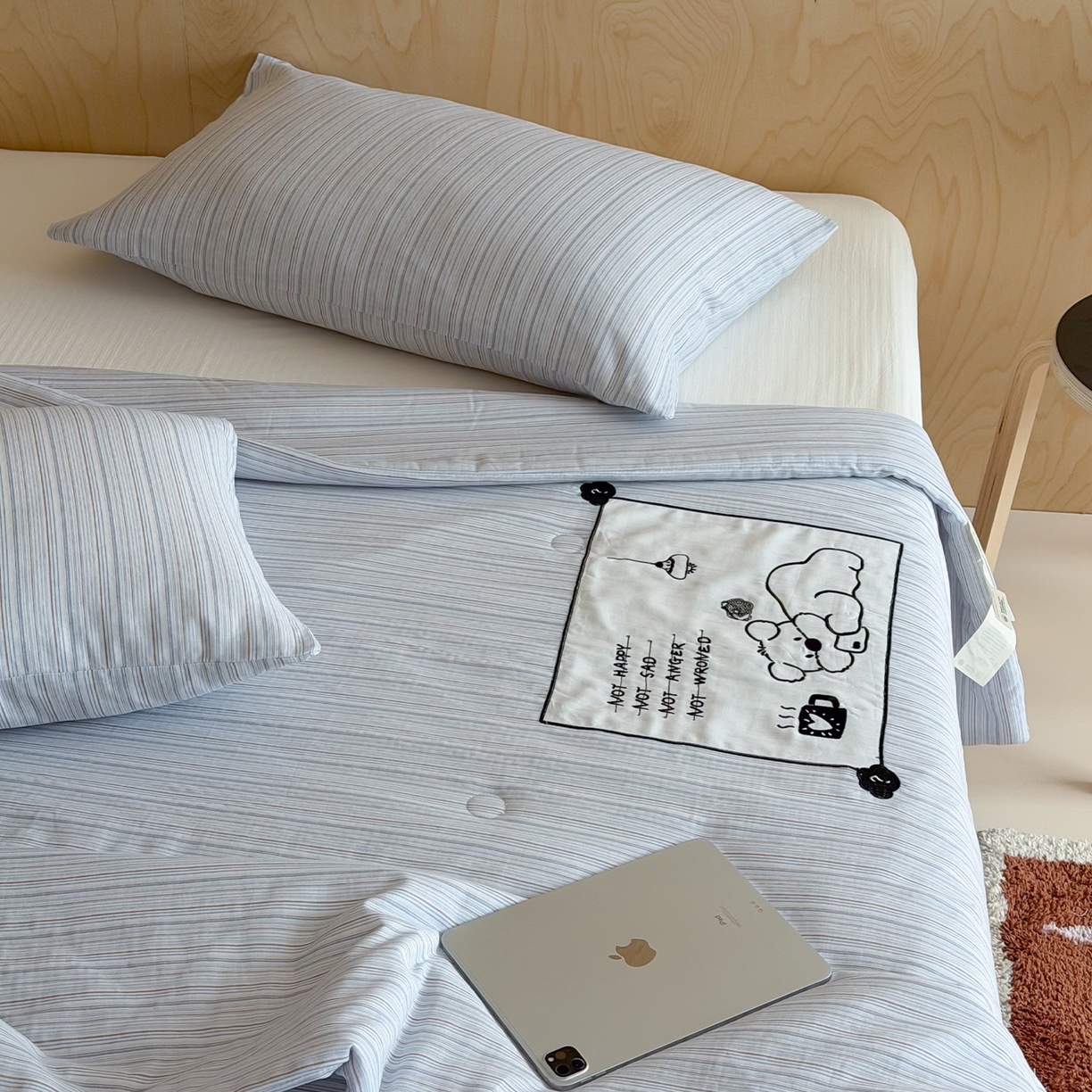 91家纺网 家纺一手货源 找家纺 一加一 2026新款全棉双层纱贴布绣大豆夏被-格格乐园 雾蓝熊语