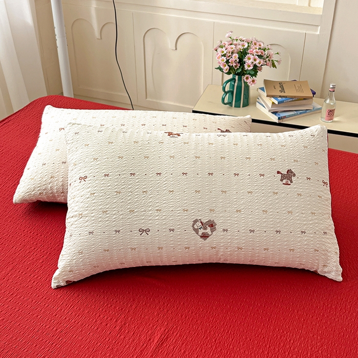 91家纺网 家纺一手货源 找家纺 梦纤绒 2026春夏新款简单款泡芙纱印花四件套 木马甜心