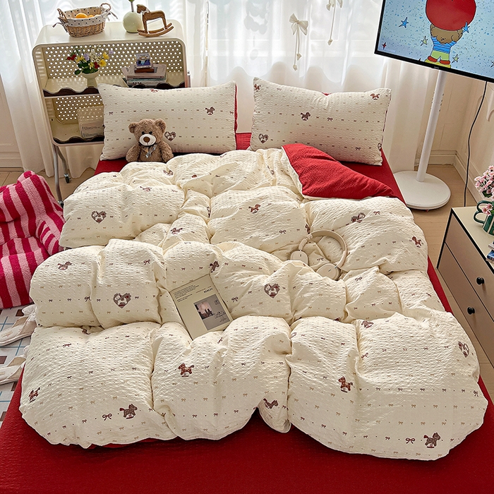 91家纺网 家纺一手货源 找家纺 梦纤绒 2026春夏新款简单款泡芙纱印花四件套 木马甜心