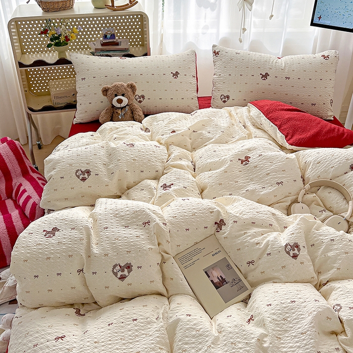 91家纺网 家纺一手货源 找家纺 梦纤绒 2026春夏新款简单款泡芙纱印花四件套 木马甜心