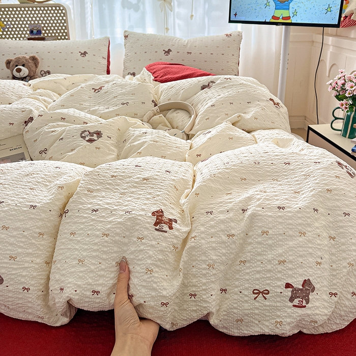 91家纺网 家纺一手货源 找家纺 梦纤绒 2026春夏新款简单款泡芙纱印花四件套 木马甜心