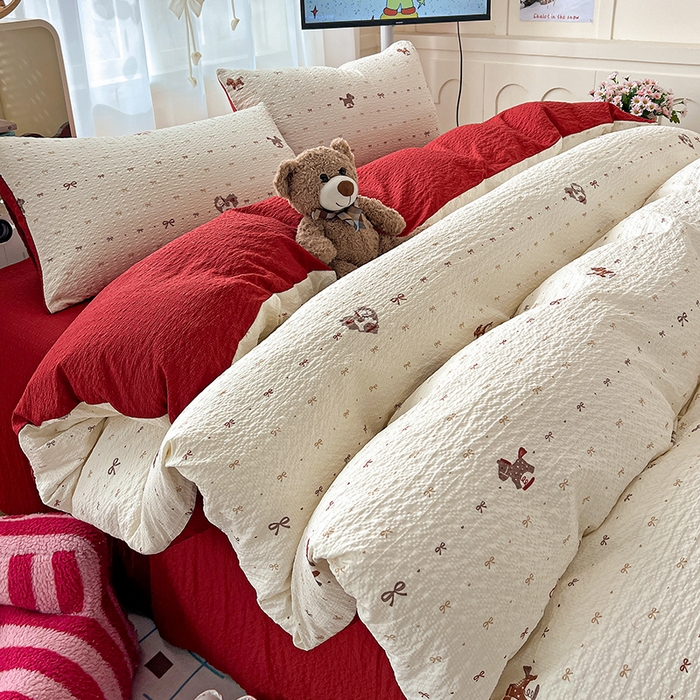 91家纺网 家纺一手货源 找家纺 梦纤绒 2026春夏新款简单款泡芙纱印花四件套 木马甜心