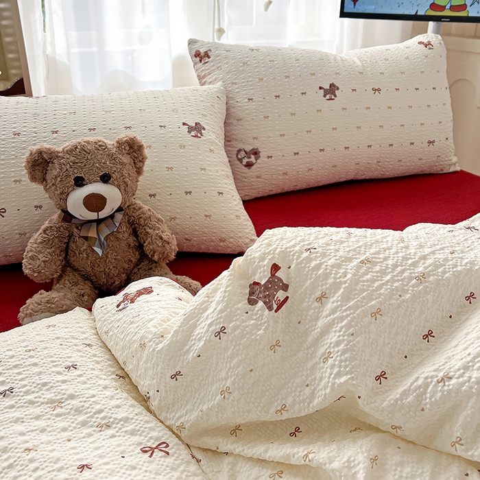 91家纺网 家纺一手货源 找家纺 梦纤绒 2026春夏新款简单款泡芙纱印花四件套 木马甜心