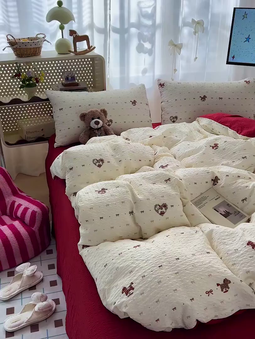 91家纺网 家纺一手货源 找家纺 梦纤绒 2026春夏新款简单款泡芙纱印花四件套 木马甜心