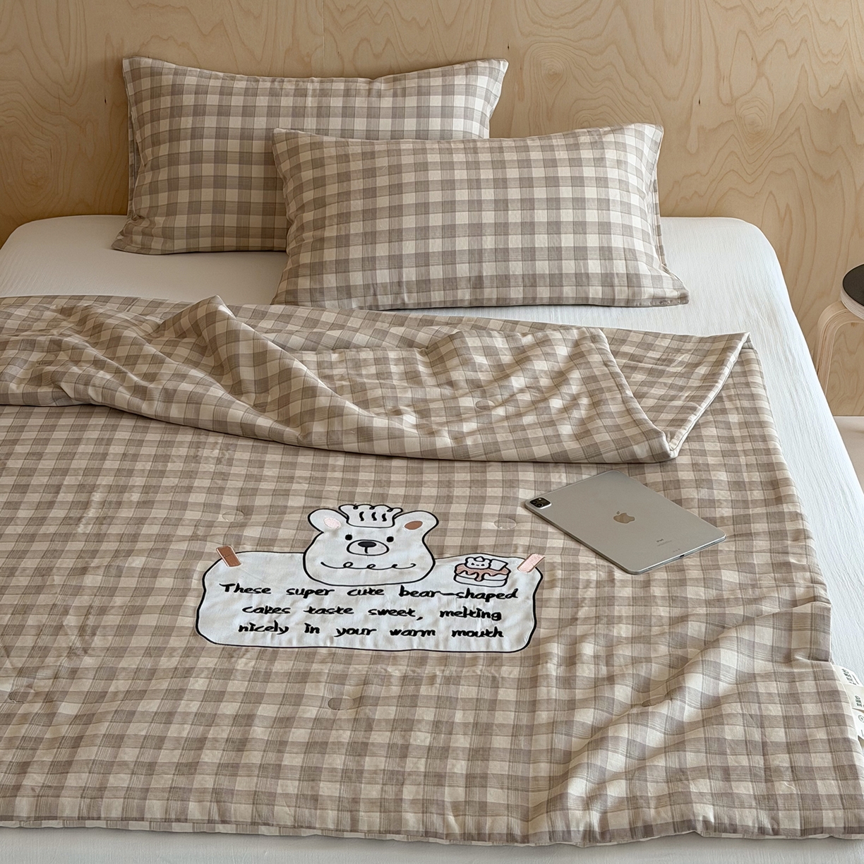 91家纺网 家纺一手货源 找家纺 一加一 2026新款全棉双层纱贴布绣大豆夏被-格格乐园 小熊日记