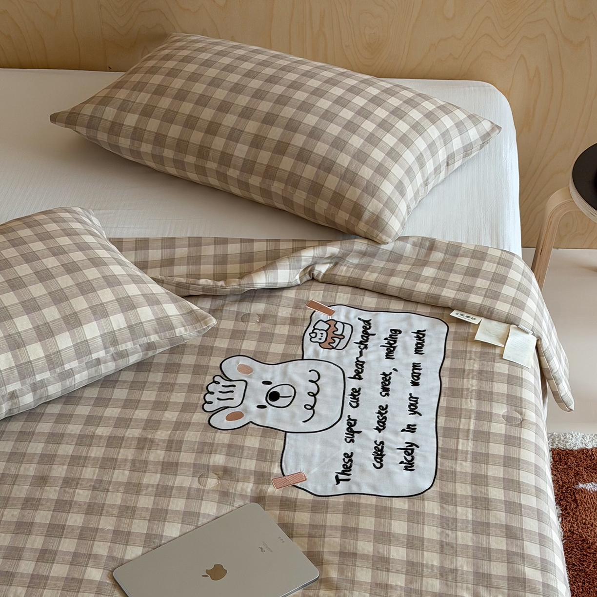 91家纺网 家纺一手货源 找家纺 一加一 2026新款全棉双层纱贴布绣大豆夏被-格格乐园 小熊日记