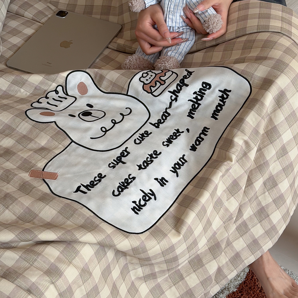 91家纺网 家纺一手货源 找家纺 一加一 2026新款全棉双层纱贴布绣大豆夏被-格格乐园 小熊日记