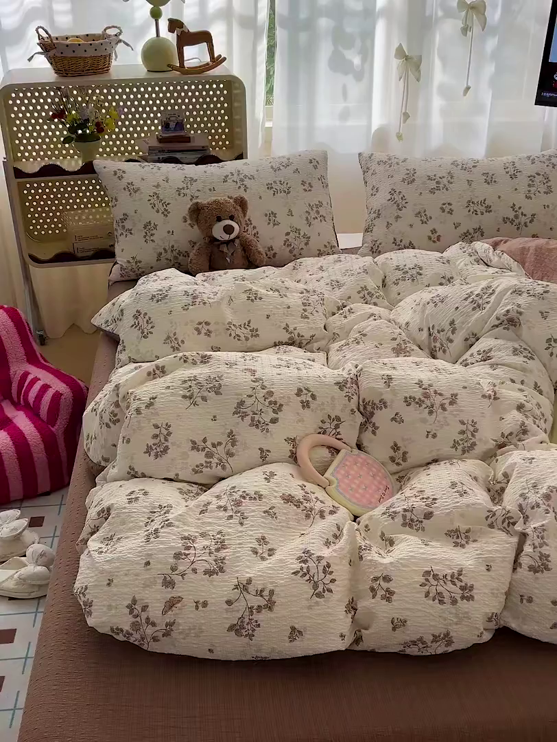 91家纺网 家纺一手货源 找家纺 梦纤绒 2026春夏新款简单款泡芙纱印花四件套 暮秋