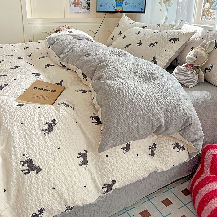 91家纺网 家纺一手货源 找家纺 梦纤绒 2026春夏新款简单款泡芙纱印花四件套 奶棕小马