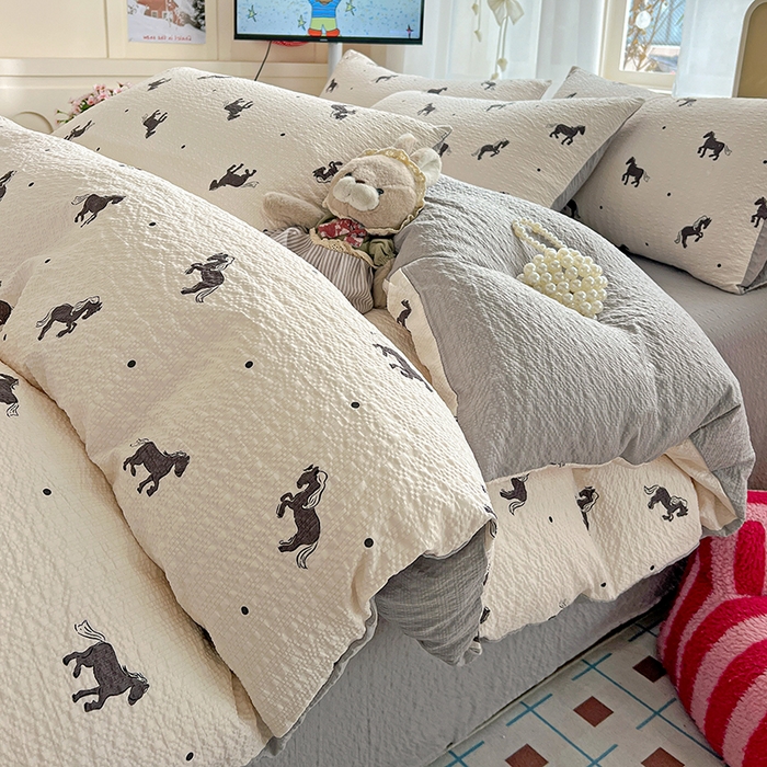 91家纺网 家纺一手货源 找家纺 梦纤绒 2026春夏新款简单款泡芙纱印花四件套 奶棕小马