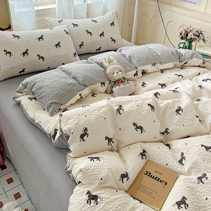 91家纺网 家纺一手货源 找家纺 梦纤绒 2026春夏新款简单款泡芙纱印花四件套 奶棕小马