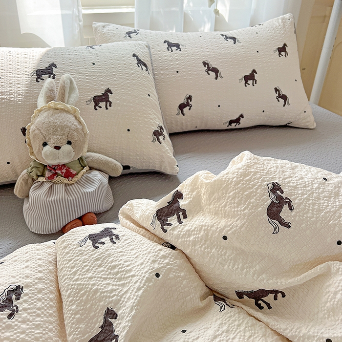 91家纺网 家纺一手货源 找家纺 梦纤绒 2026春夏新款简单款泡芙纱印花四件套 奶棕小马