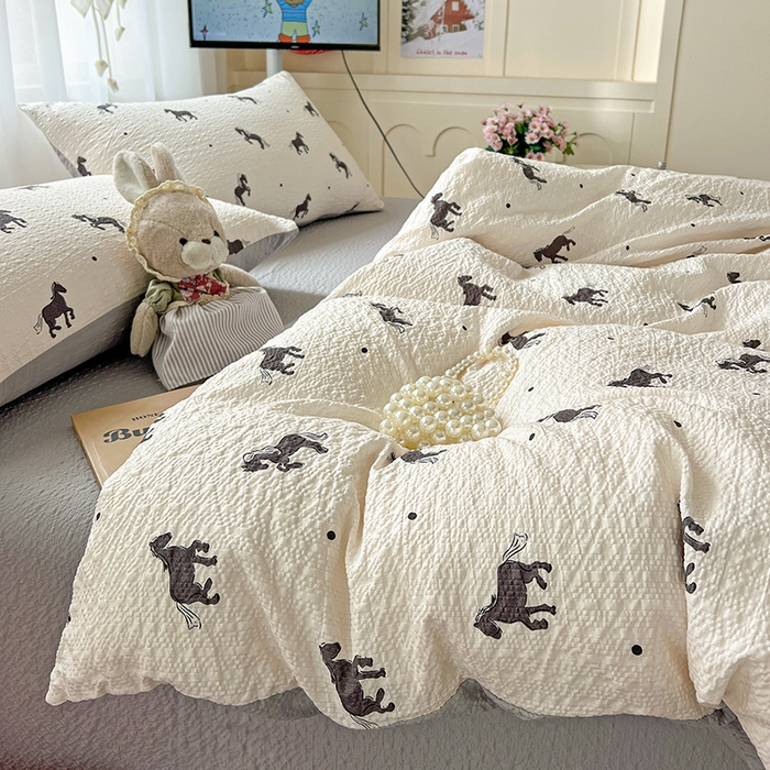 91家纺网 家纺一手货源 找家纺 梦纤绒 2026春夏新款简单款泡芙纱印花四件套 奶棕小马