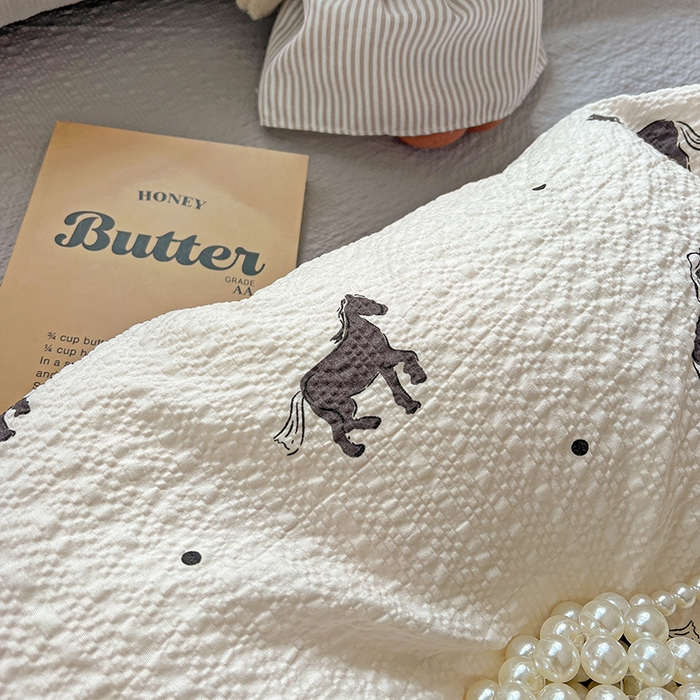 91家纺网 家纺一手货源 找家纺 梦纤绒 2026春夏新款简单款泡芙纱印花四件套 奶棕小马