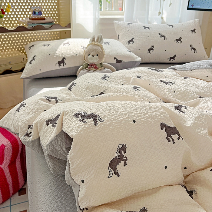 91家纺网 家纺一手货源 找家纺 梦纤绒 2026春夏新款简单款泡芙纱印花四件套 奶棕小马