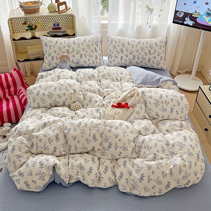 91家纺网 家纺一手货源 找家纺 梦纤绒 2026春夏新款简单款泡芙纱印花四件套 青花集