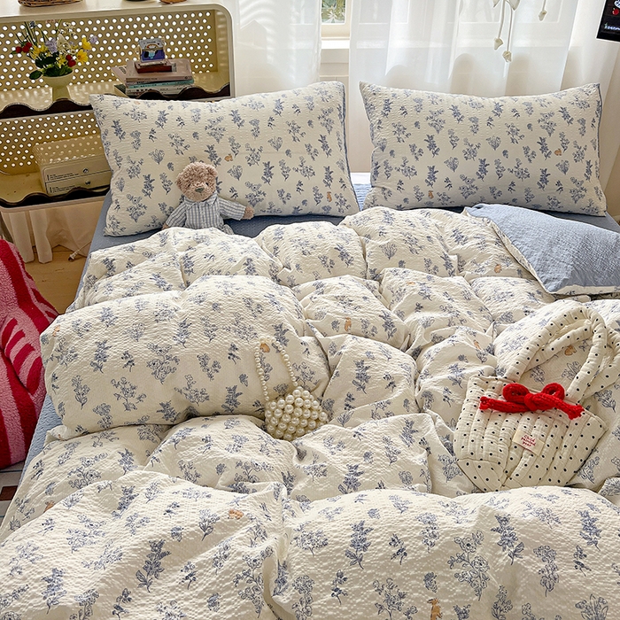 91家纺网 家纺一手货源 找家纺 梦纤绒 2026春夏新款简单款泡芙纱印花四件套 青花集